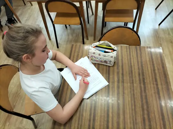 uczennica-z-kl--3b-wyszukuje-hasla-w-wykreslance--jpg