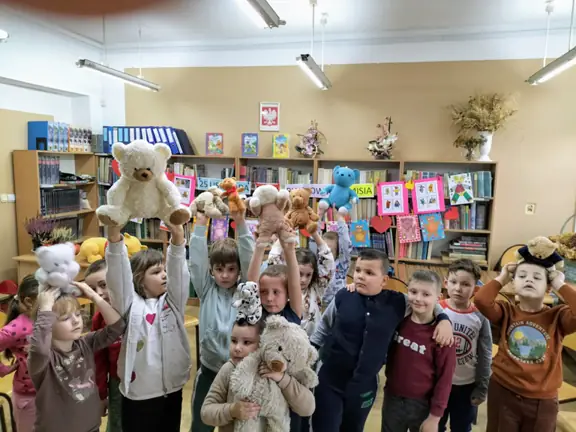 Uczniowie kl. Ia pozują do zdjęcia z misiami.