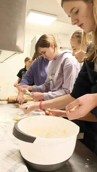 Dziewczynki robią z ciasta rogaliki.