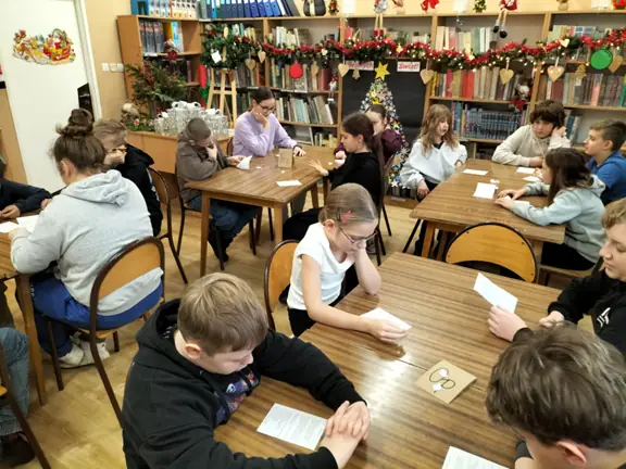 uczniowie-kl--va-zaznajamiaja-sie-z-oznaczeniami-dzialowymi--jpg