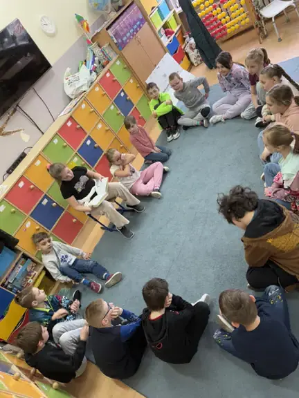 Uczennica kl. IIb czyta dzieciom bajkę.