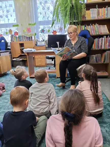 pani-bibliotekarka-czyta-dzieciom-basn-h-ch--andersena-mala-syrenka--jpg