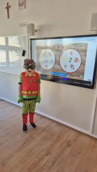 Uczeń prezentuje bajkowy strój.