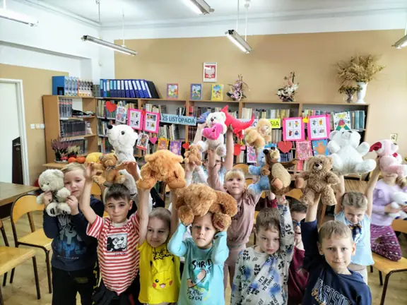 Uczniowie z kl. Ic pozują do zdjęcia z misiami.