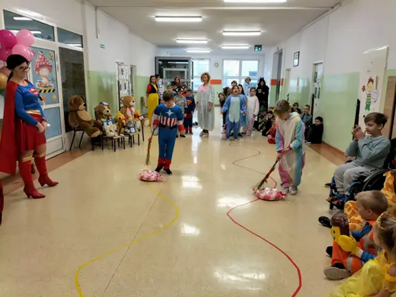 Koleżanki i koledzy dopingują ścigających się do chatki Baby Jagi.