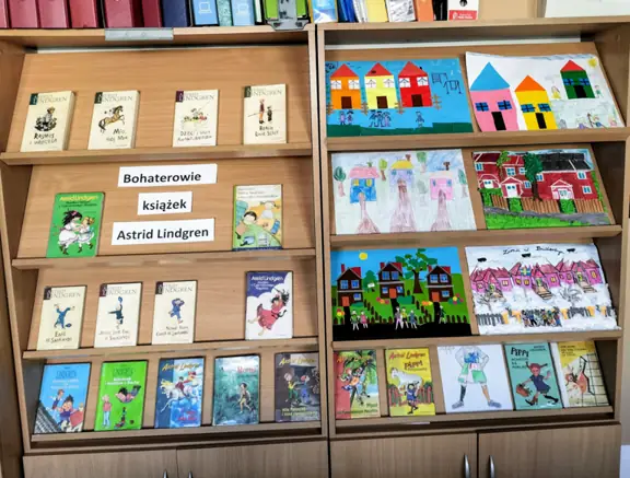 Wystawa książek Astrid Lindgren oraz prac plastycznych w szkolnej czytelni.