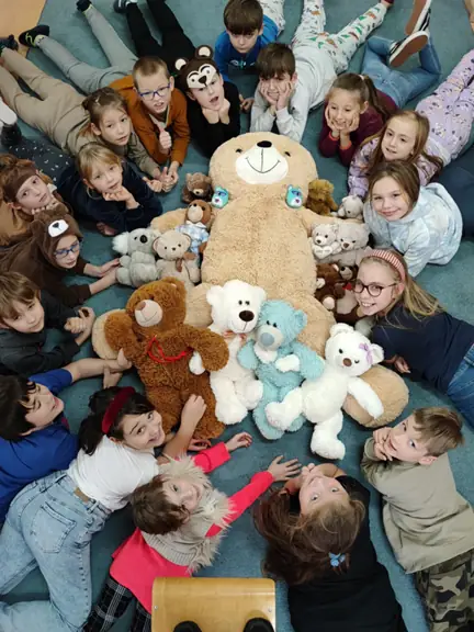 Uczniowie z kl. IIb ułożyli z misiów wielkiego misia.