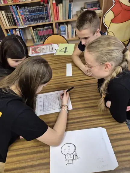 grupa-nr-4-wykonuje-zadanie-w-escape-roomie--jpg