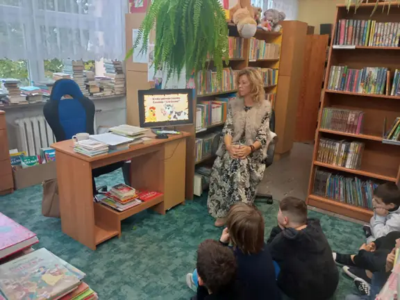 Dzieci z kl. IIa słuchają wiersza - Kwoka - czytanego przez aktora.