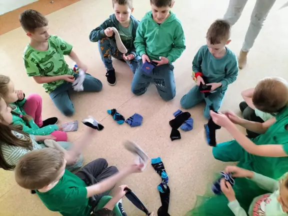 Uczniowie z kl. Ib dopasowali skarpetki w pary.