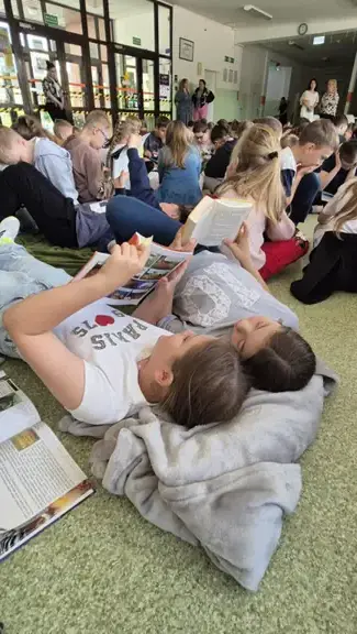 uczennice 3a czytają wspólnie ksiązki