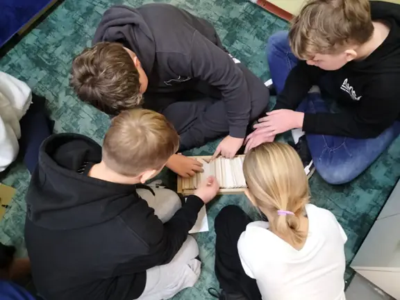 uczniowie-kl--va-pracuja-z-katalogiem-alfabetycznym--jpg