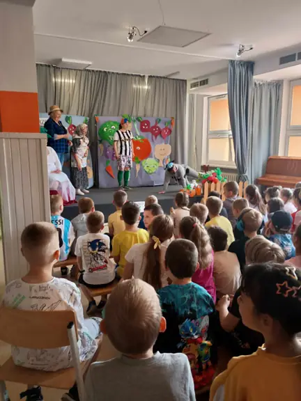 Wejście na scenę pieska Mruczka.