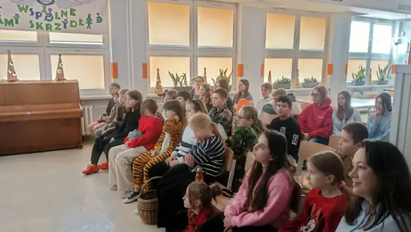 Uczniowie oglądają przedstawienie teatralne