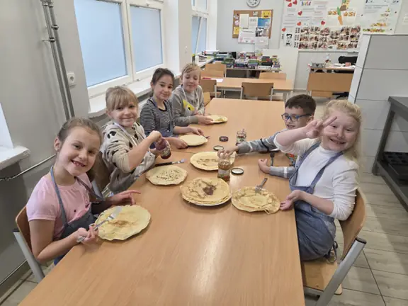 uczniowie próbują swoich potraw