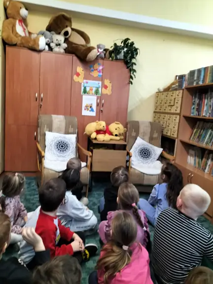 przedszkolaki-podziwiaja-zgromadzone-w-bibliotece-misie--jpg