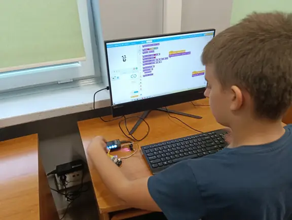 uczen-testuje-program-obslugujacy-diody-rgb-jpg