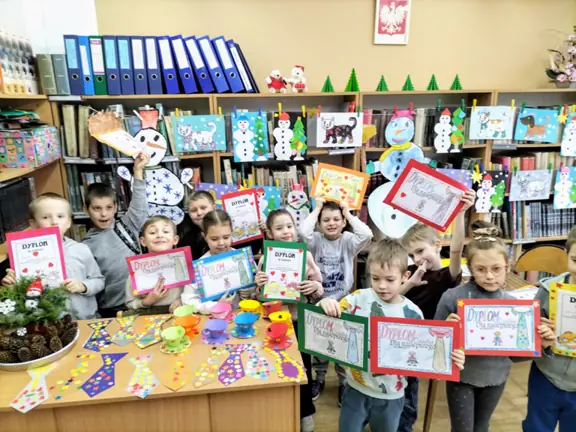 Dzieci z kl. Ib prezentują wykonane upominki i dyplomy dla babć i dziadków. 