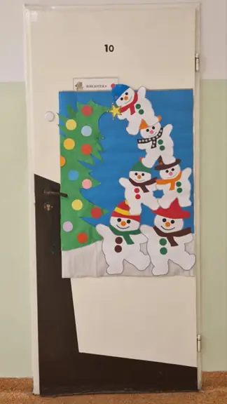 Dekoracja na drzwiach do sali lekcyjnej