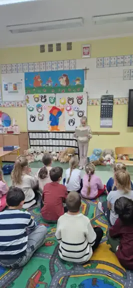 Uczennica kl. Ia czyta rówieśnikom bajkę o misiu.