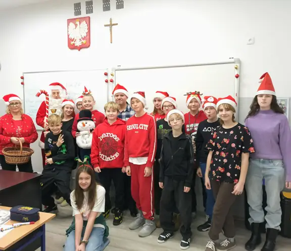 Pamiątkowe zdjęcie kl. VIa z Mikołajem.