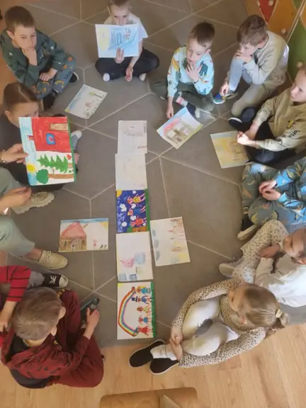 Uczniowie z kl. Ib prezentują ilustracje do przeczytanej książki.