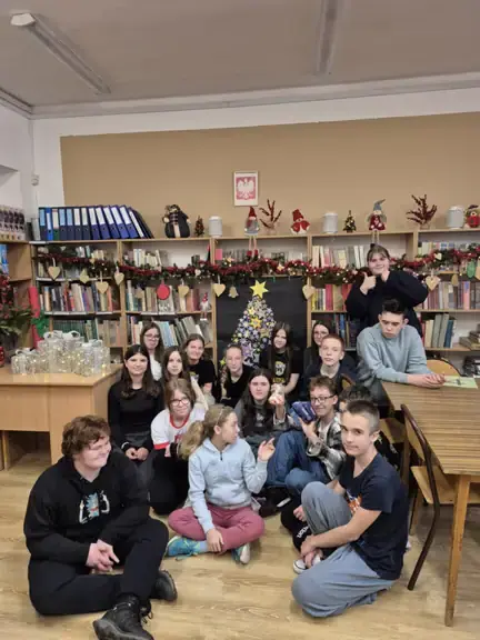 pamiatkowe-zdjecie-klasy-viic-w-escape-roomie--jpg