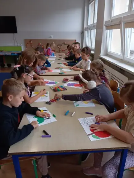 uczniowie-koloruja-owoce-jesienne-rozcierajac-plasteline-jpg