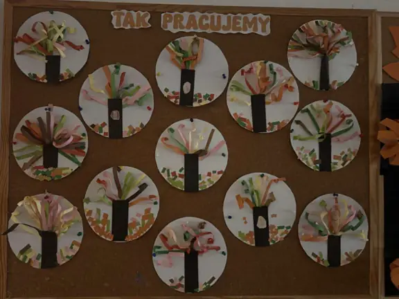 Jesienne drzewka w wykonaniu dzieci gotowe do prezentacji