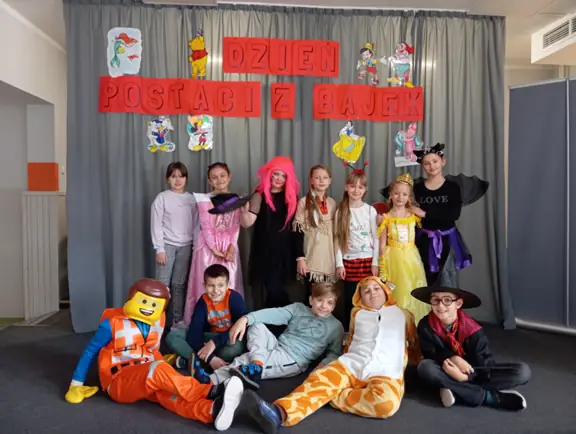 Uczniowie kl. IIIb pozują do pamiątkowego zdjęcia.