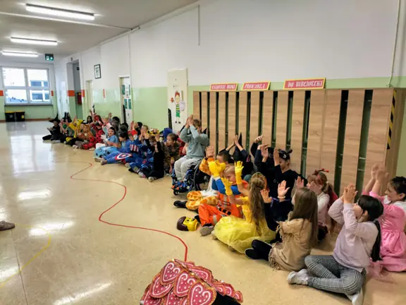 Dzieci prawidłowo odgadnęły hasło i klaszczą