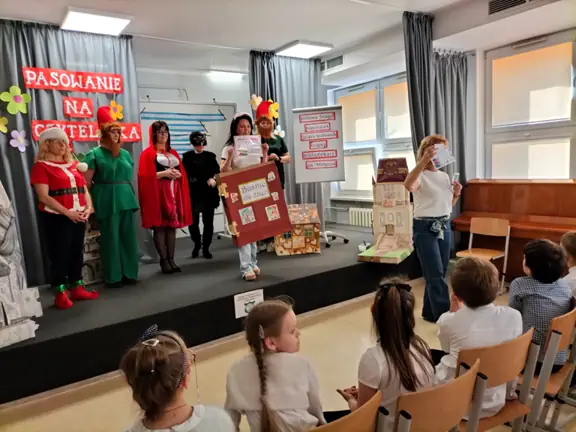 Królowa książek pokazuje pamiątkowy dyplom z okazki Pasowania na Czytelnika.