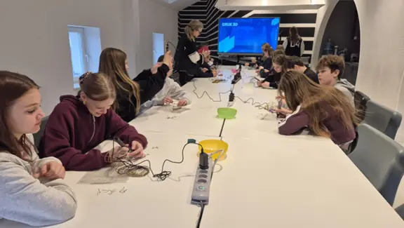 Grupka uczniów pracuje z długopisem 3d