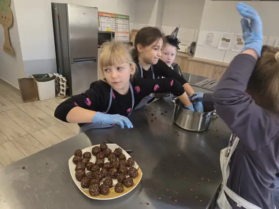 uczniowie przy pracy w kuchni