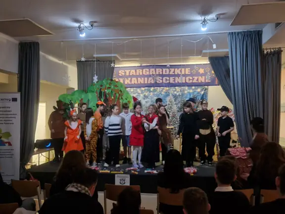 Uczniowie na scenie śpiewają piosenkę