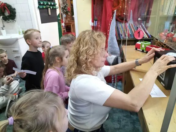 wychowawczyni-kl--iib-wystukuje-cyfry-szyfru-do-sejfu--jpg