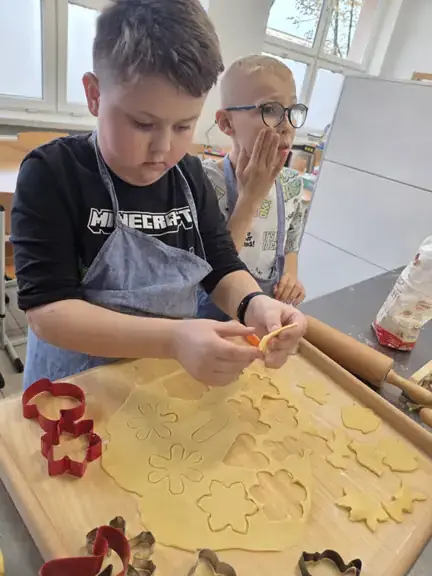 uczniowie przy pracy w kuchni