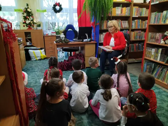 pani-bibliotekarka-czyta-dzieciom-ksiazke-najpiekniejsze-swieta--jpg