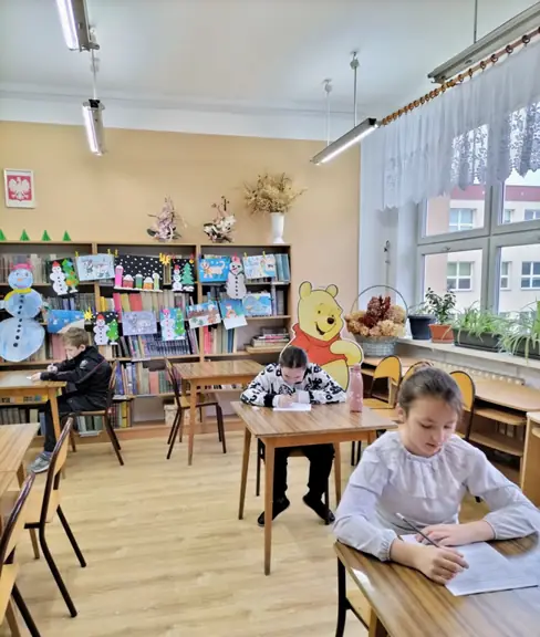 Uczniowie wykonują zadania konkursowe -1.