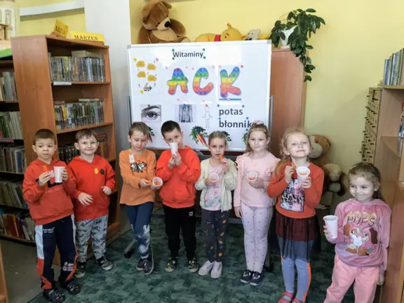 Dzieci z grupy 02 podczas marchewkowej uczty.