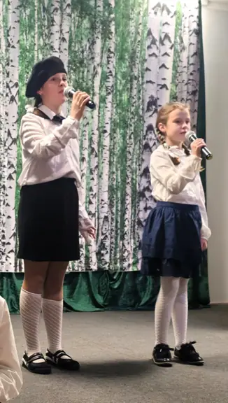 Dwie uczennice śpiewają