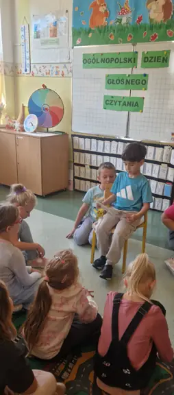 Uczeń kl. Ia czyta swoim koleżankom i kolegom (1)