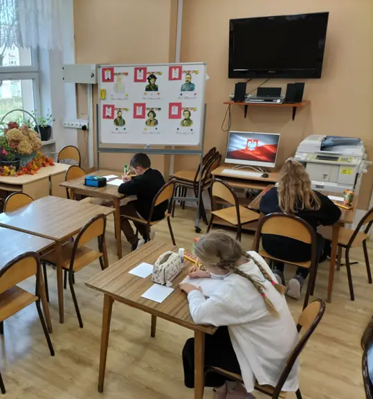 Uczestnicy konkursu wukonują zadania konkursowe.