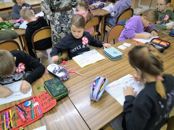 Uczniowie kolorują mapę Polski w kolorach naszej flagi.
