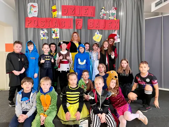 Uczniowie kl. IIa wraz z wychowawczyniami pozują do pamiątkowego zdjęcia.