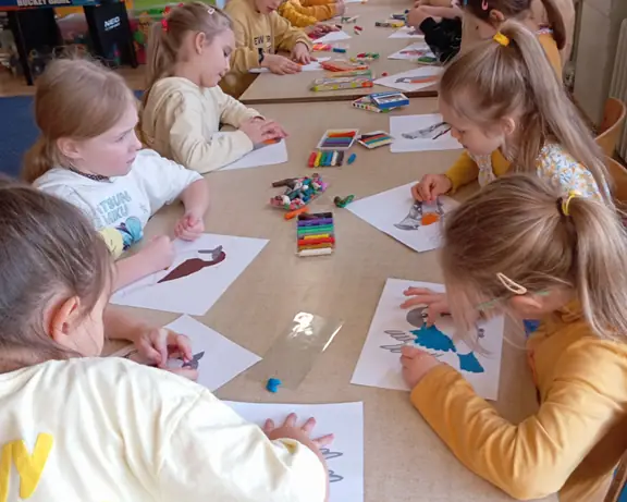 dzieci-rozwijaja-kreatywnosc-przy-pomocy-plasteliny-jpg