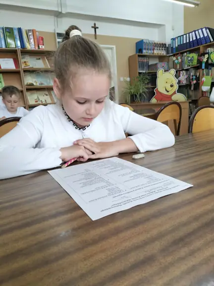 Uczennica kl. IIIa podczas wykonywania zadań konkursowych.
