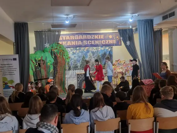 Występ klasy 4b na scenie