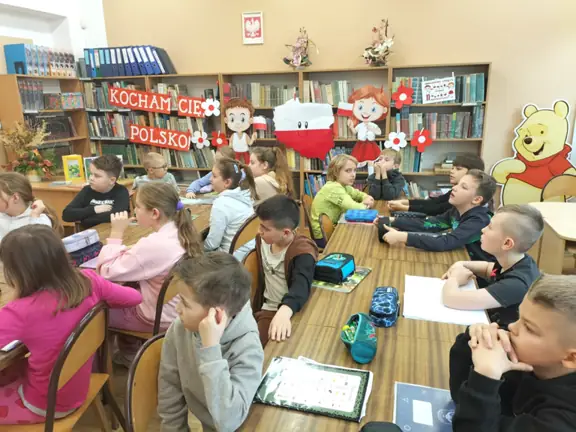 Uczniowie kl. IIIa uczestniczą w zajęciach - 11 listopada - Narodowe Święto Niepodległości.