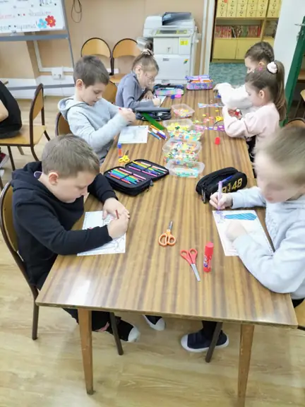 Dzieci z kl. Ib kolorują dyplomy dla dziadków.